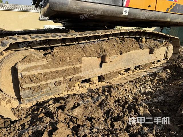 單側(cè)履帶整體(整機(jī)外觀) 單側(cè)履帶整體(整機(jī)外觀)