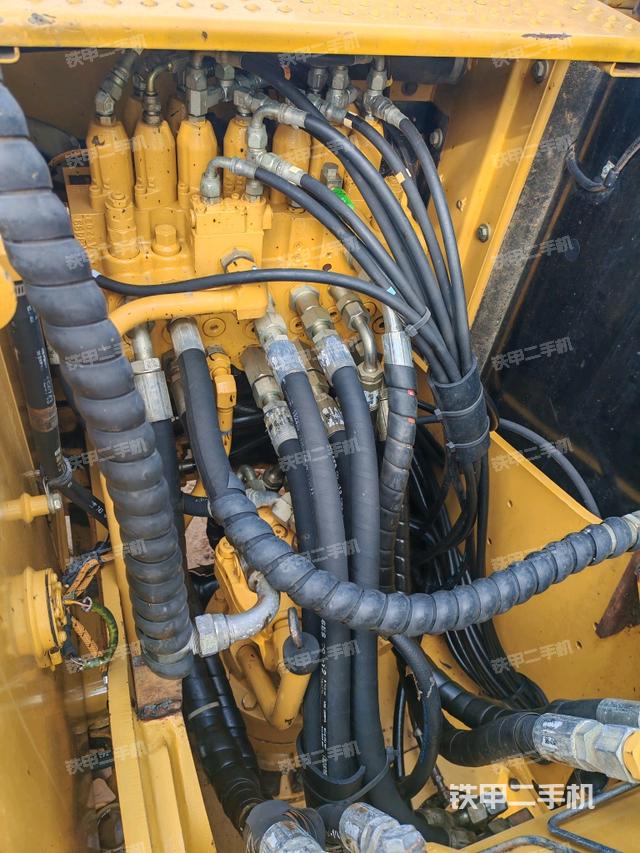 回转马达和主控阀（整机外观）