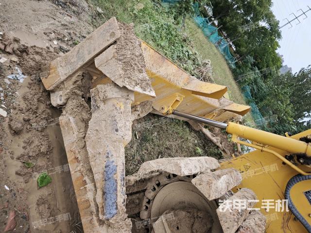 右侧履带全景（推土机底盘及工作装置）