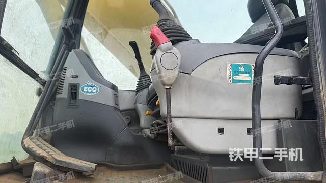 駕駛室整體(整機(jī)外觀) 駕駛室整體(整機(jī)外觀)