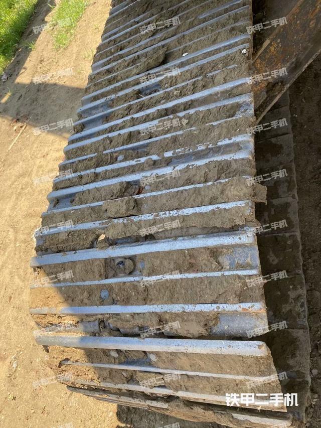 單側(cè)履帶整體(整機(jī)外觀) 單側(cè)履帶整體(整機(jī)外觀)