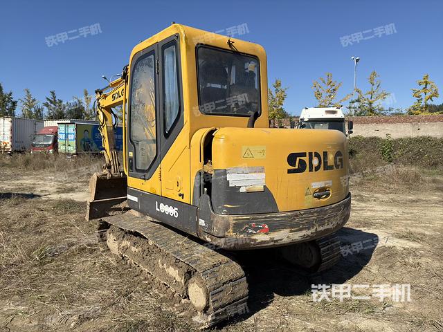 驾驶室顶部（整机外观）