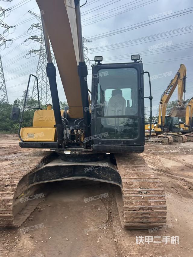 大臂油缸整体 竖拍（工作和回转装置）