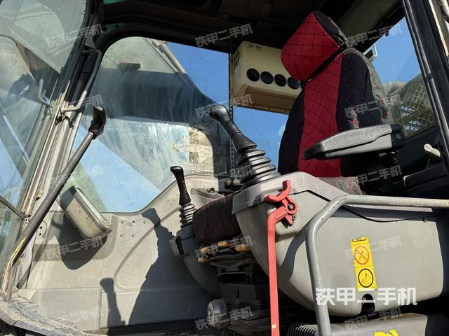 駕駛室整體(整機外觀) 駕駛室整體(整機外觀)