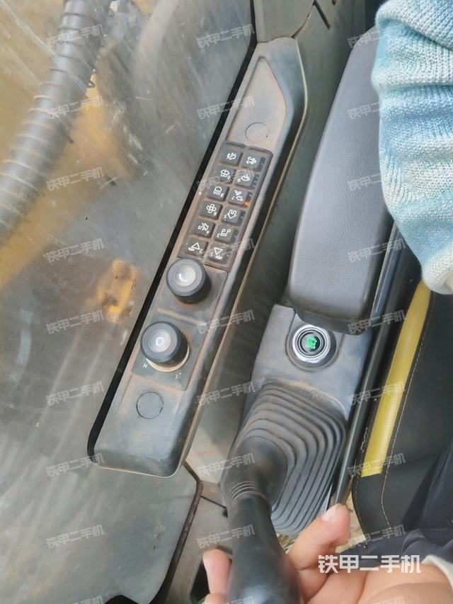 座椅右侧控制台/钥匙门/油门/含右手柄（驾驶室部分）