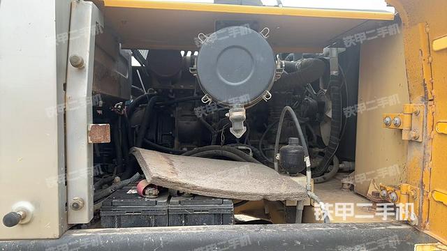 液压泵舱室正面整体（整机外观）