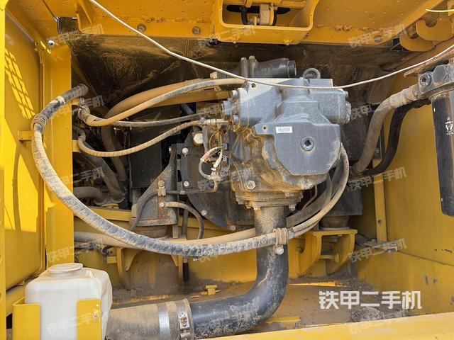 液壓泵艙室正面整體(整機(jī)外觀) 液壓泵艙室正面整體(整機(jī)外觀)