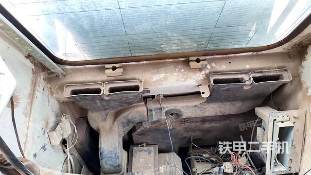 行走控制手柄和踏板 俯拍（驾驶室部分）