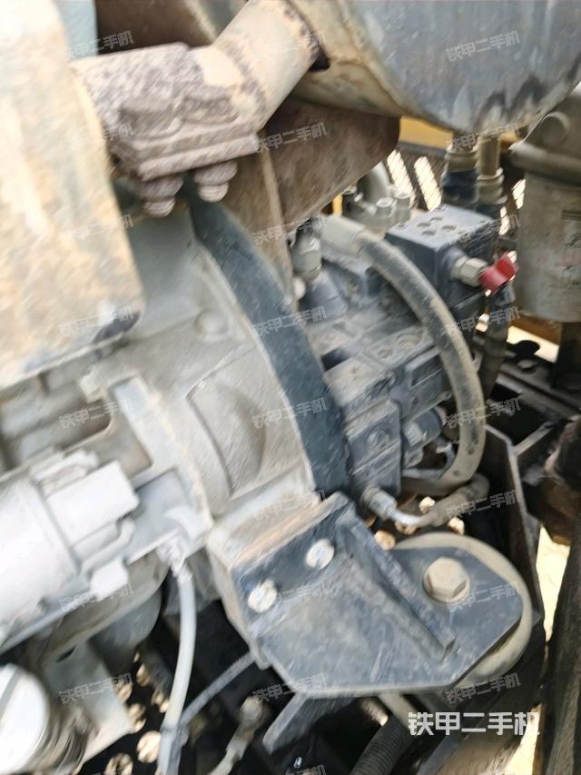 回轉(zhuǎn)馬達(dá)和主控閥(整機(jī)外觀) 回轉(zhuǎn)馬達(dá)和主控閥(整機(jī)外觀)