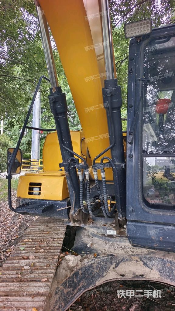 大臂油缸整体 竖拍（工作和回转装置）