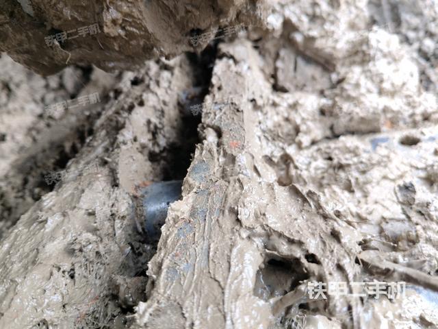 單側(cè)履帶整體(整機(jī)外觀) 單側(cè)履帶整體(整機(jī)外觀)