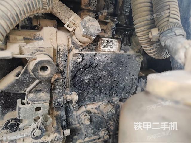 液压泵舱室正面整体（整机外观）