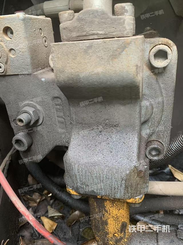 液压泵舱室正面整体（整机外观）