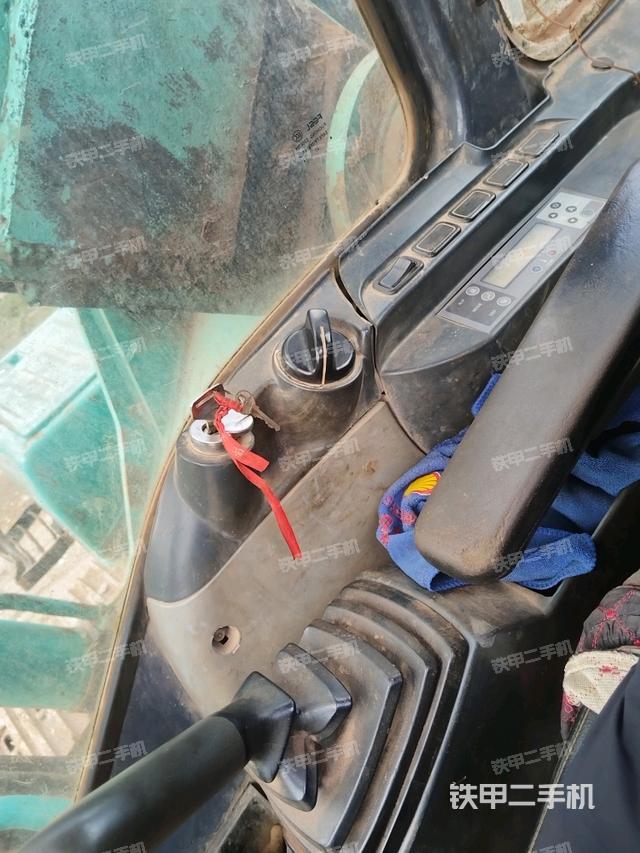 座椅右侧控制台/钥匙门/油门/含右手柄（驾驶室部分）