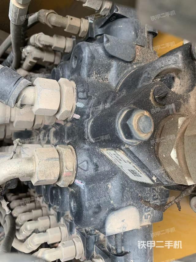 回轉(zhuǎn)馬達和主控閥(整機外觀) 回轉(zhuǎn)馬達和主控閥(整機外觀)