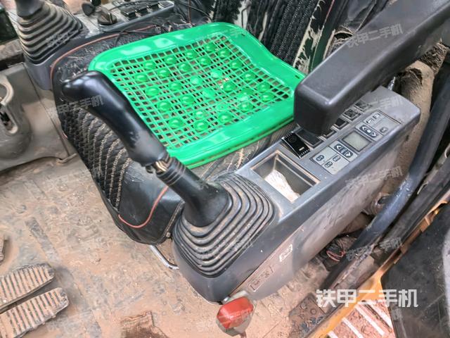 行走控制手柄和踏板 俯拍（驾驶室部分）