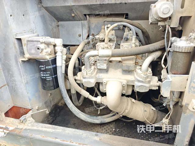 液压泵舱室正面整体（整机外观）