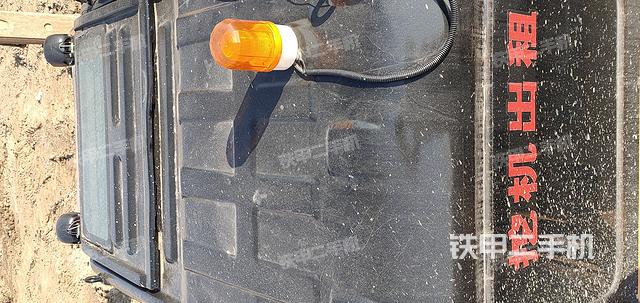 駕駛室頂部(整機(jī)外觀) 駕駛室頂部(整機(jī)外觀)