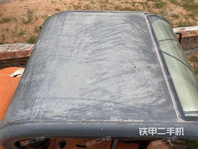駕駛室頂部(整機(jī)外觀) 駕駛室頂部(整機(jī)外觀)