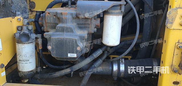 液压泵舱室正面整体（整机外观）