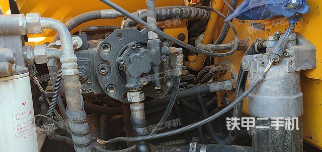 液压泵舱室正面整体（整机外观）