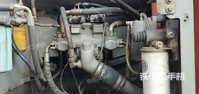 液压泵舱室正面整体（整机外观）