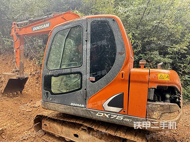 單側(cè)履帶整體(整機(jī)外觀) 單側(cè)履帶整體(整機(jī)外觀)