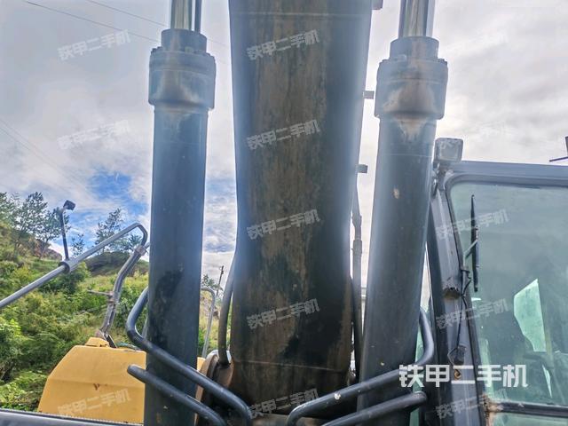 大臂油缸整体 竖拍（工作和回转装置）