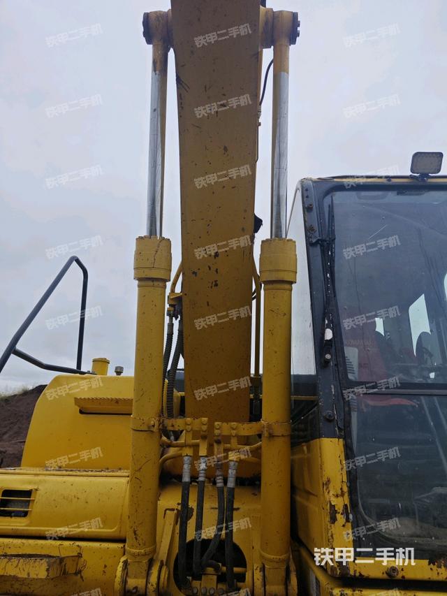 大臂油缸整体 竖拍（工作和回转装置）