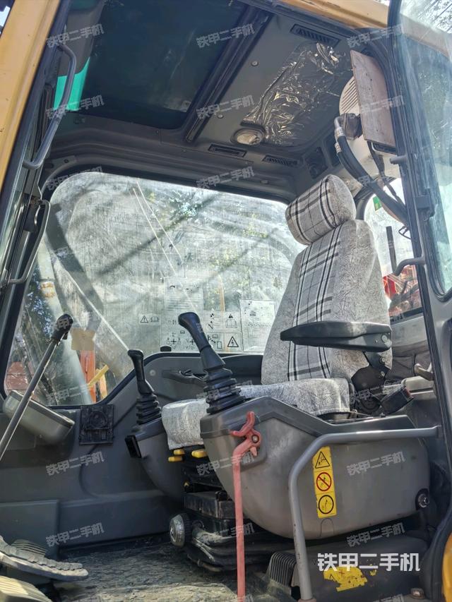 駕駛室整體(整機(jī)外觀) 駕駛室整體(整機(jī)外觀)