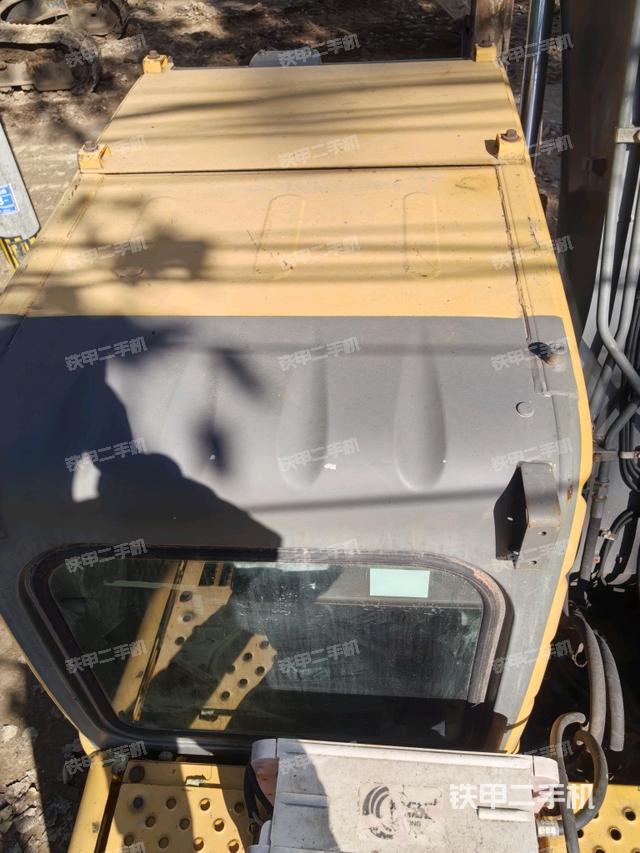 駕駛室頂部(整機(jī)外觀) 駕駛室頂部(整機(jī)外觀)