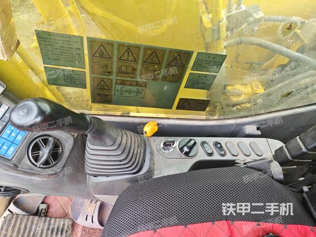 座椅右侧控制台/钥匙门/油门/含右手柄（驾驶室部分）