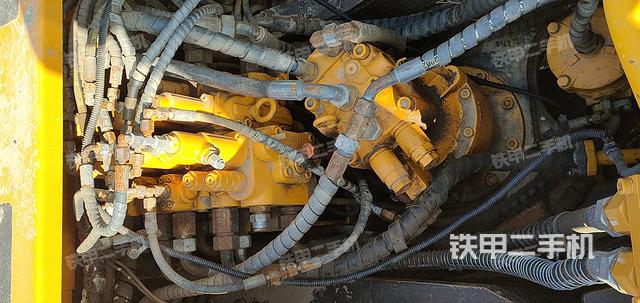 回转马达和主控阀（整机外观）