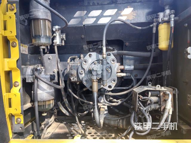 液压泵舱室正面整体（整机外观）