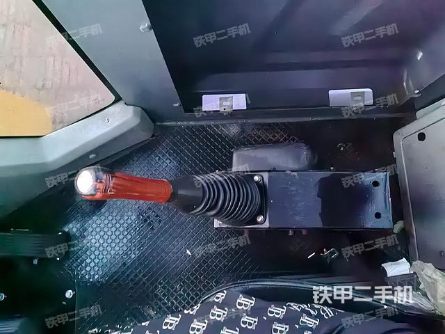 駕駛室操作臺(整機(jī)外觀及大件) 駕駛室操作臺(整機(jī)外觀及大件)