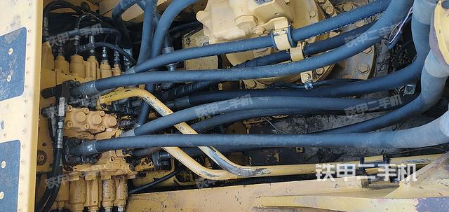 回转马达和主控阀(整机外观) 回转马达和主控阀(整机外观)