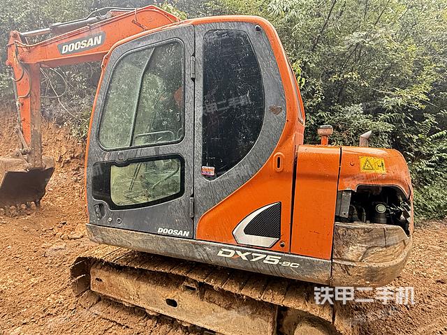 駕駛室整體(整機(jī)外觀) 駕駛室整體(整機(jī)外觀)