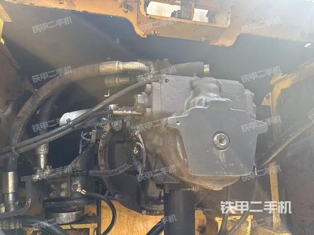 液壓泵艙室正面整體(整機(jī)外觀) 液壓泵艙室正面整體(整機(jī)外觀)