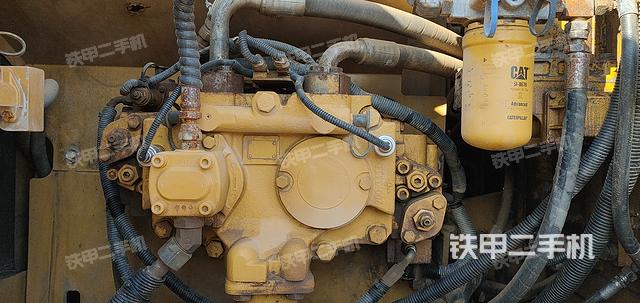 液压泵舱室正面整体（整机外观）