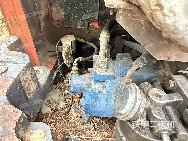 液壓泵艙室正面整體(整機(jī)外觀) 液壓泵艙室正面整體(整機(jī)外觀)