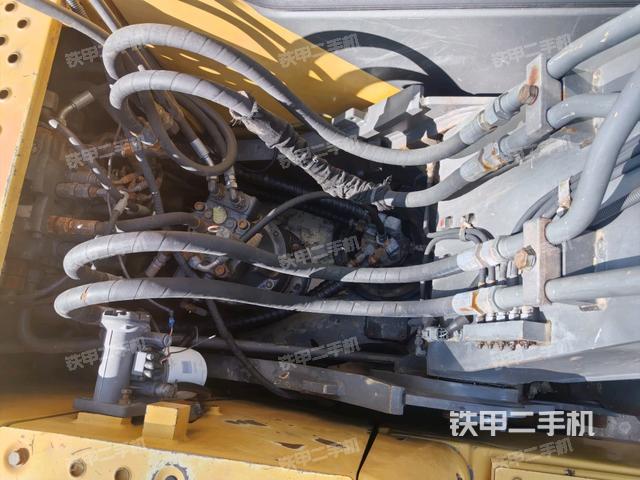 回轉(zhuǎn)馬達(dá)和主控閥(整機(jī)外觀) 回轉(zhuǎn)馬達(dá)和主控閥(整機(jī)外觀)