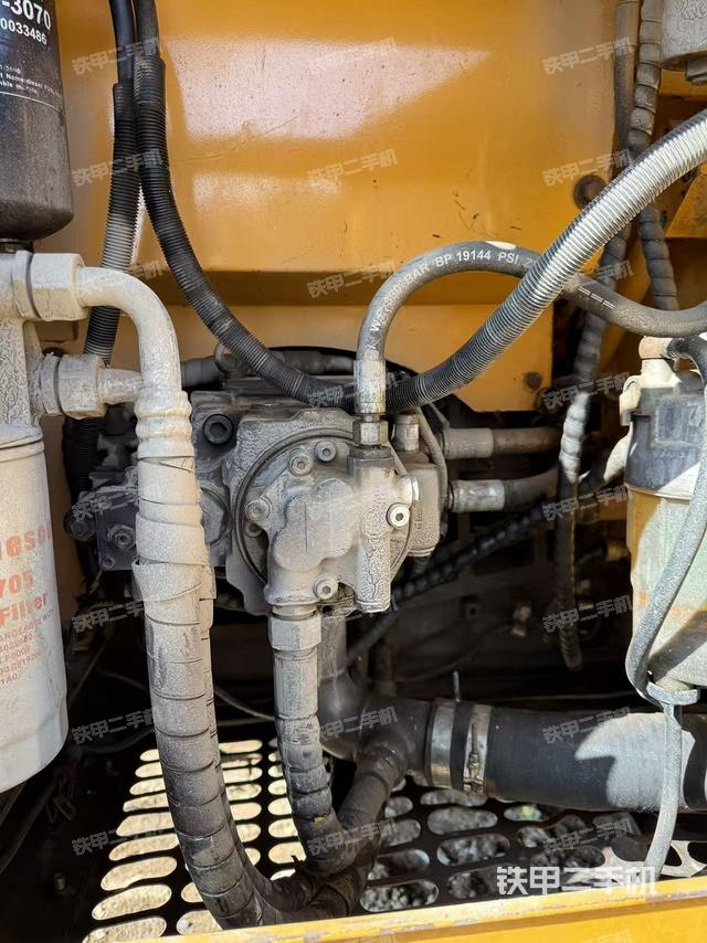 液壓泵艙室正面整體(整機外觀) 液壓泵艙室正面整體(整機外觀)