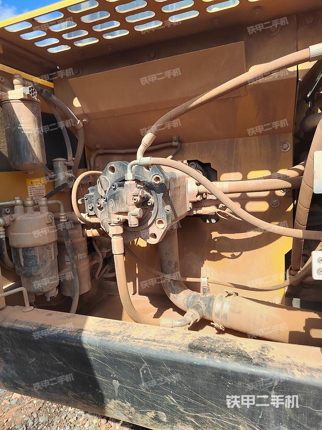 液压泵舱室正面整体（整机外观）