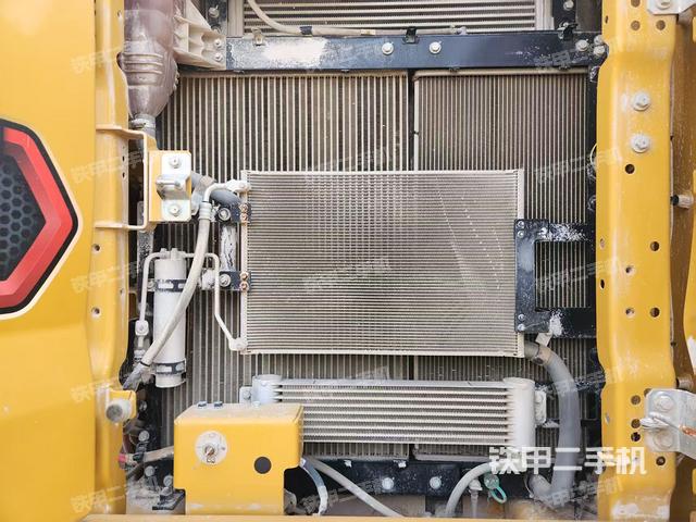 液压泵舱室正面整体（整机外观）