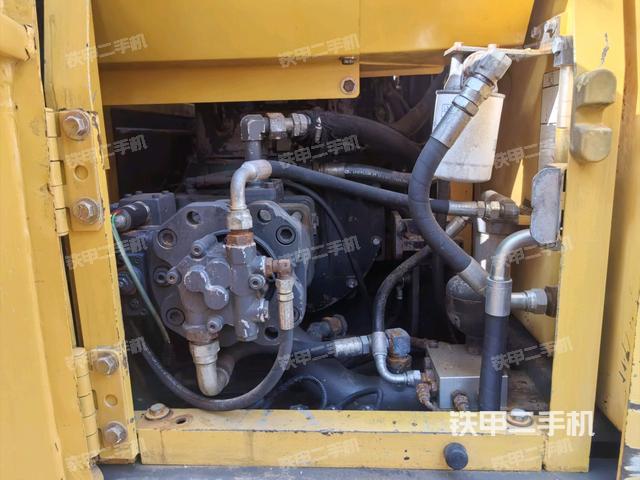 液壓泵艙室正面整體(整機(jī)外觀) 液壓泵艙室正面整體(整機(jī)外觀)