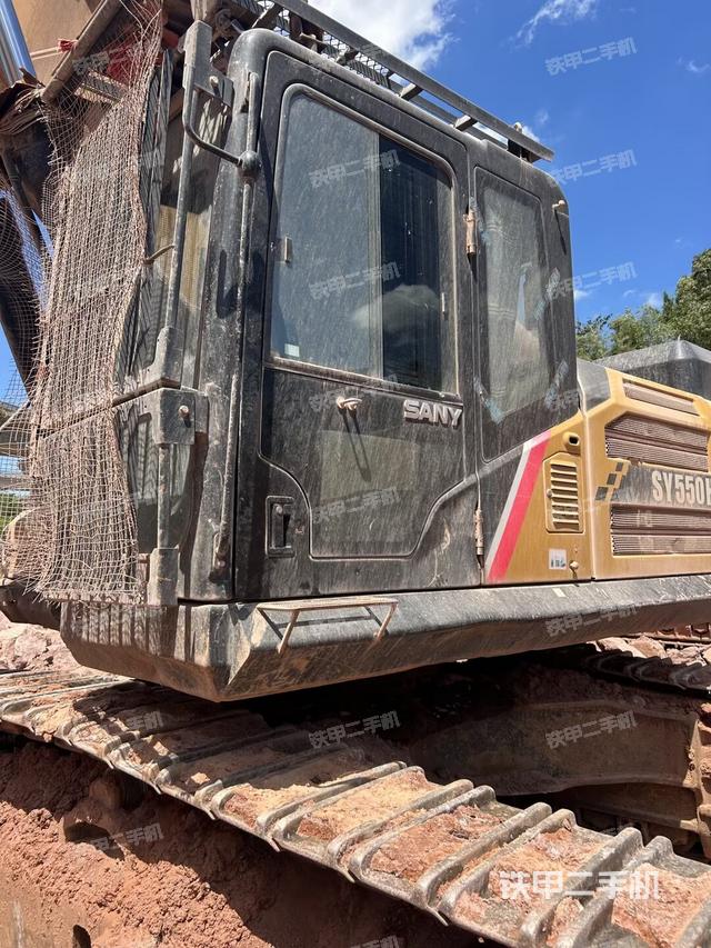 行走控制手柄和踏板 俯拍（驾驶室部分）