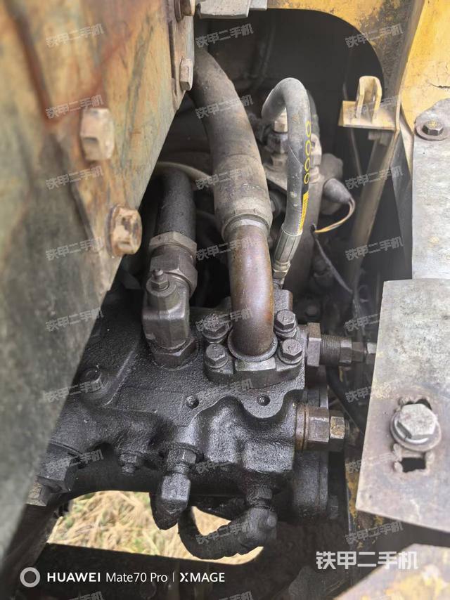 液压泵舱室正面整体（整机外观）