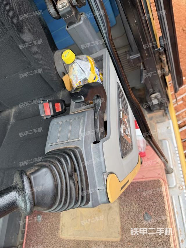 座椅右侧控制台/钥匙门/油门/含右手柄（驾驶室部分）