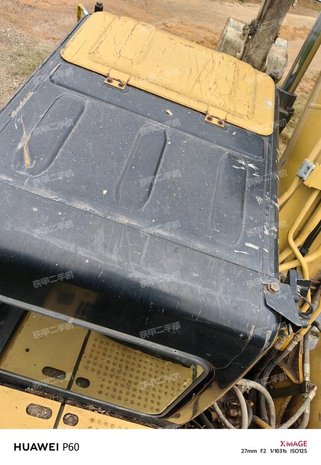 駕駛室頂部(整機(jī)外觀) 駕駛室頂部(整機(jī)外觀)