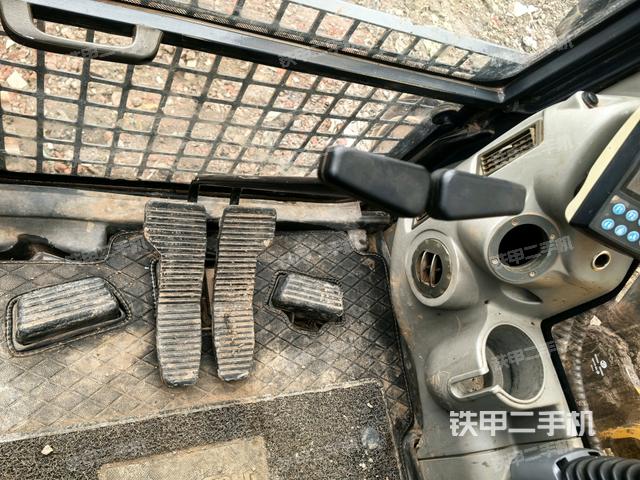 行走控制手柄和踏板?俯拍(駕駛室部分) 行走控制手柄和踏板?俯拍(駕駛室部分)